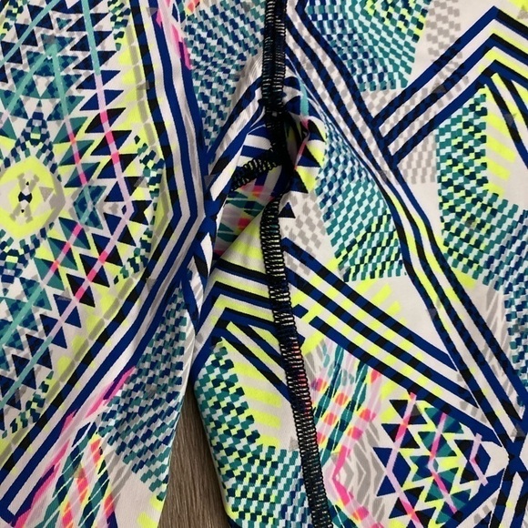 Victoria’s Secret Sport, Cropped Neon Geometric Design Tights - Picture 12 of 13